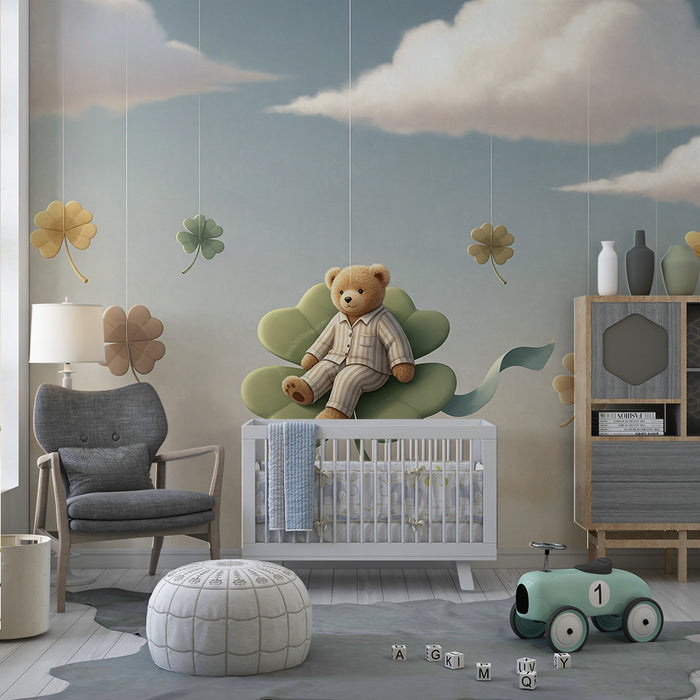 Papier peint chambre bébé | Ourson rêveur sur un trèfle suspendu dans un ciel doux