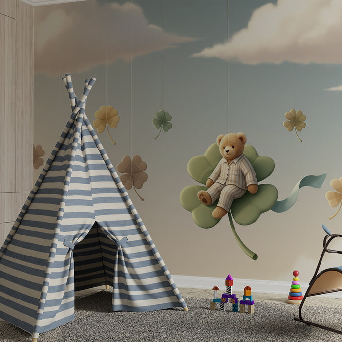 Papier peint chambre bébé | Ourson rêveur sur un trèfle suspendu dans un ciel doux