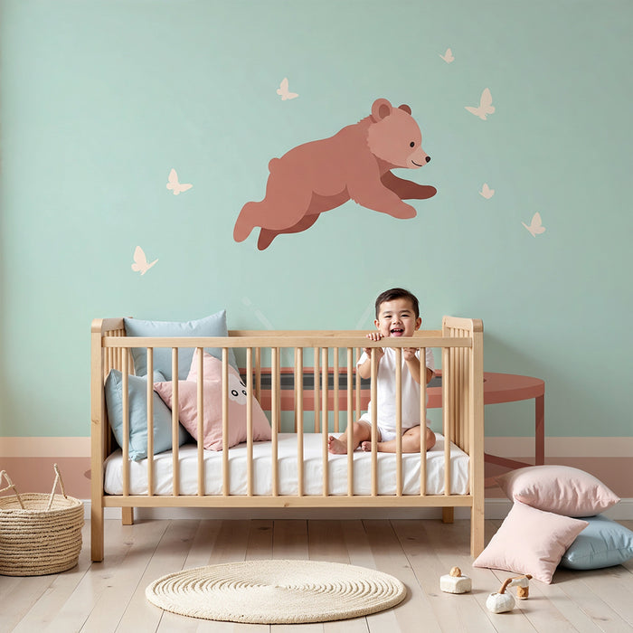Papier peint chambre bébé | Ourson sautant parmi les papillons