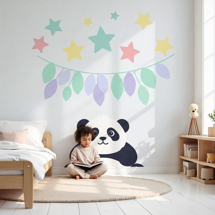 Babyzimmer Tapete | Niedlicher Panda mit pastellfarbenen Sternen und zartem Laubwerk
