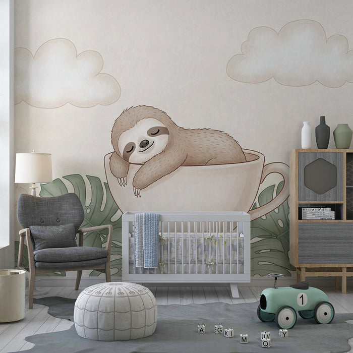 Papel pintado infantil | Perezoso en una taza con hojas tropicales