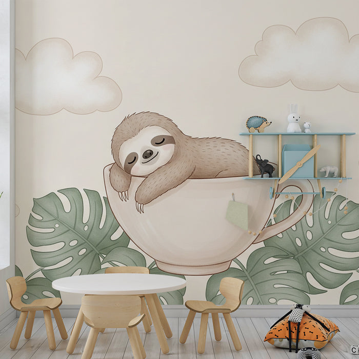 Papel pintado infantil | Perezoso en una taza con hojas tropicales
