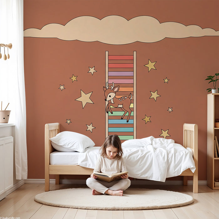 Papel de parede para quarto de bebé | Um pequeno veado numa escada colorida com estrelas