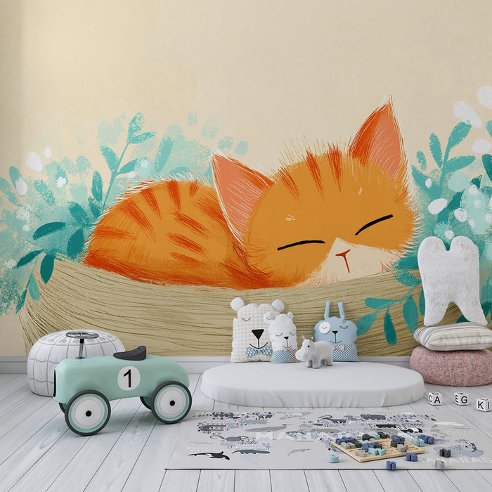 Barntapet | Liten sovande orange katt omgiven av mjuka löv