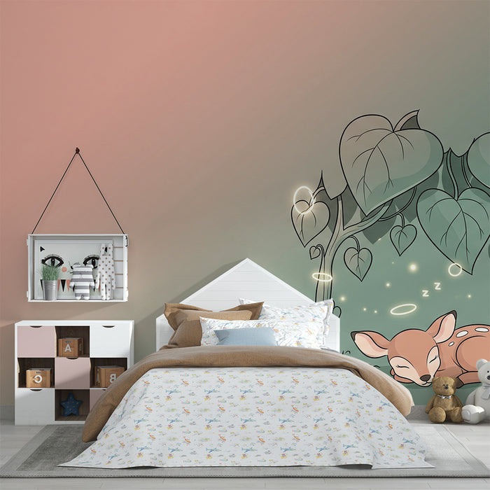Papier peint chambre bébé | Petit faon endormi sous un feuillage doux