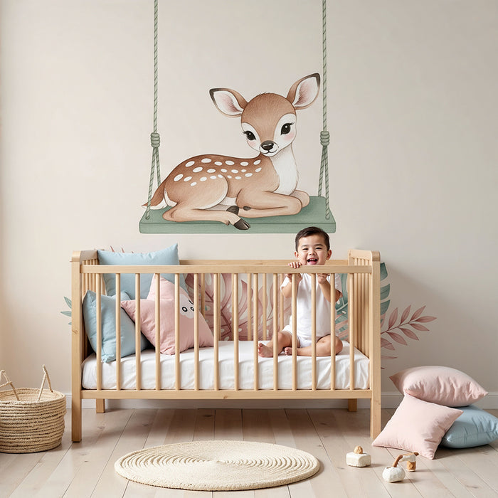 Papel de parede quarto bebê | Pequeno veado em um balanço e folhagem tropical