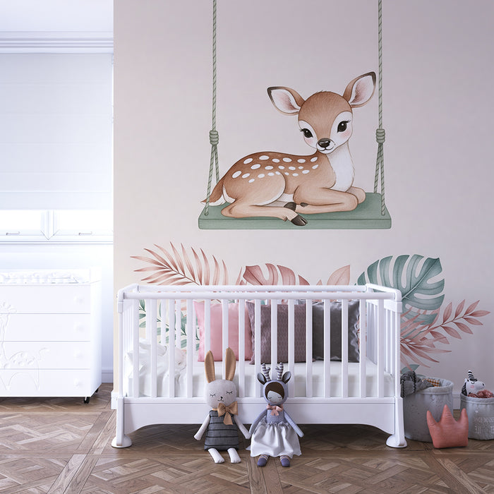 Papel de parede quarto bebê | Pequeno veado em um balanço e folhagem tropical