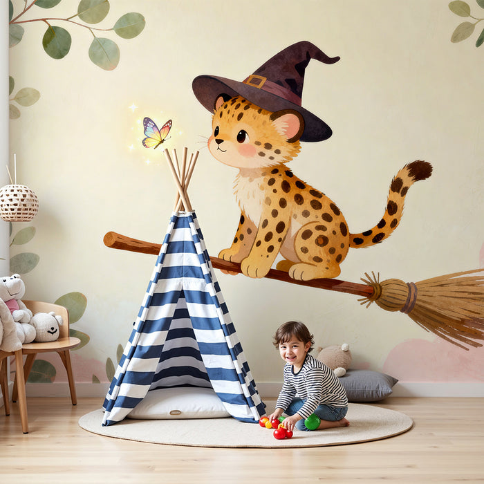 Papier peint chambre bébé | Petit léopard sorcier sur un balai avec papillon magique