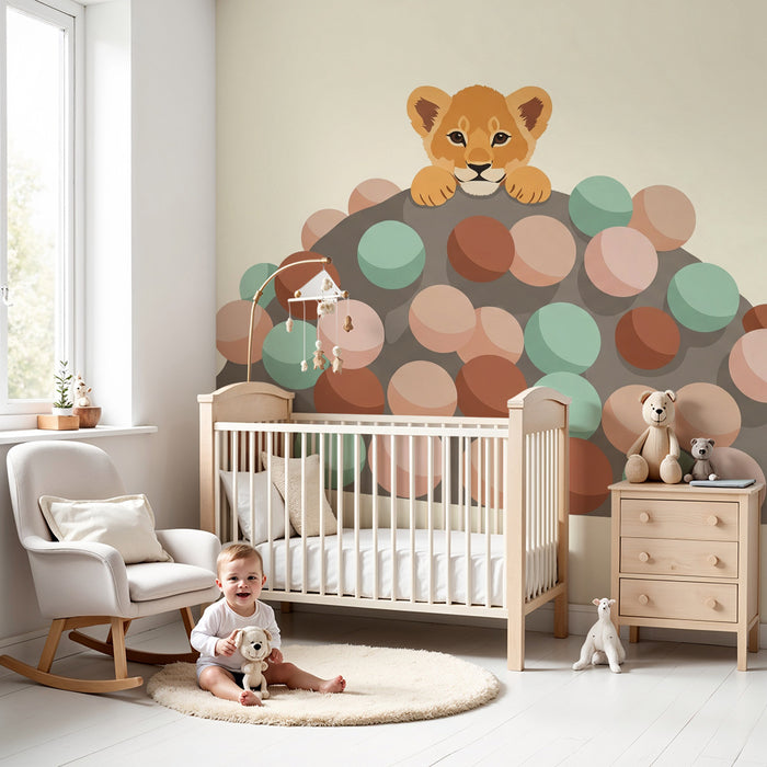 Carta da parati bambini | Piccolo leone curioso tra palline colorate