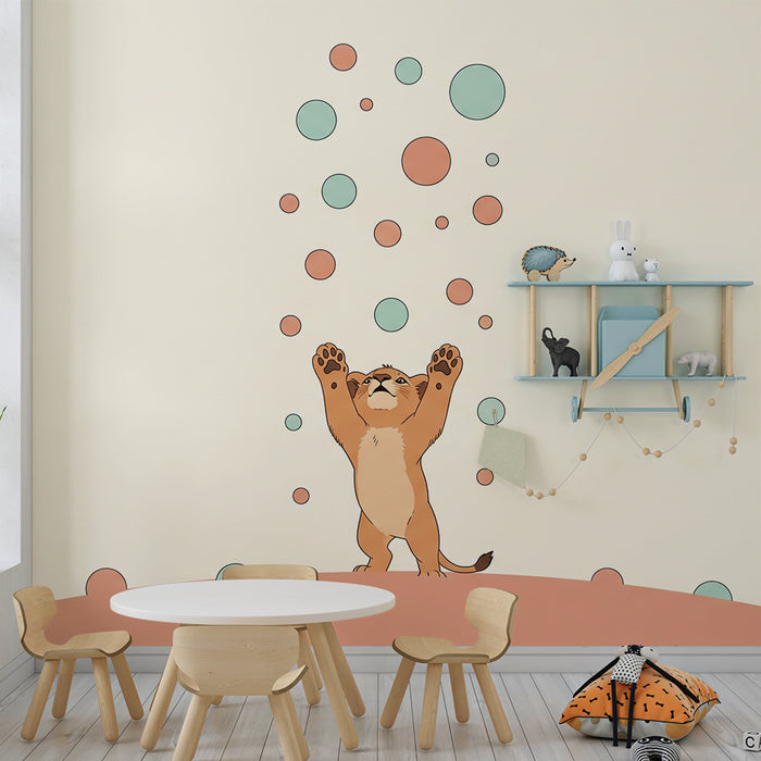 Babyzimmer Tapete | Kleiner spielender Löwe umgeben von bunten Blasen