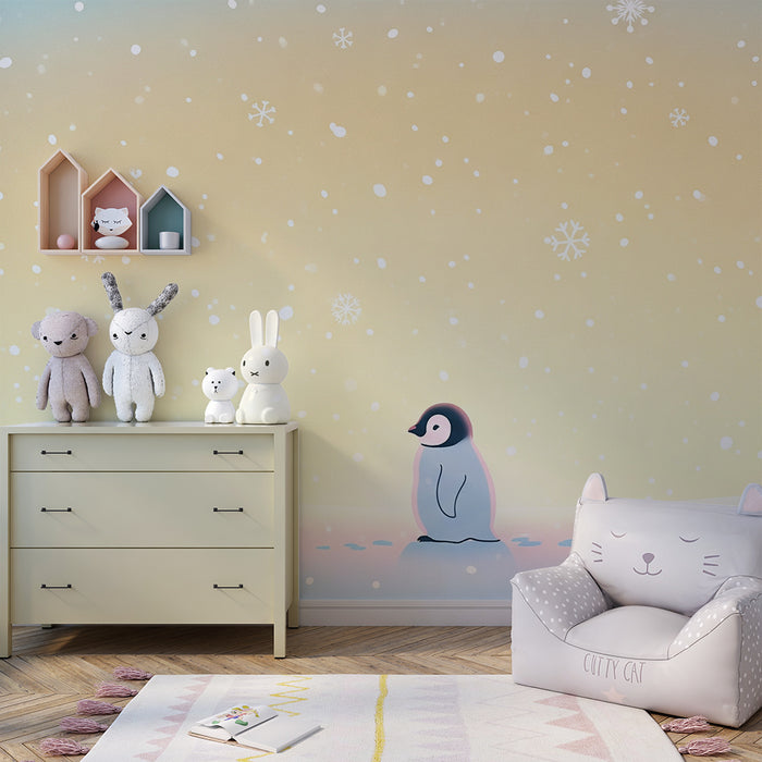 Papel de parede quarto bebê | Pequeno pinguim na neve com um céu pastel