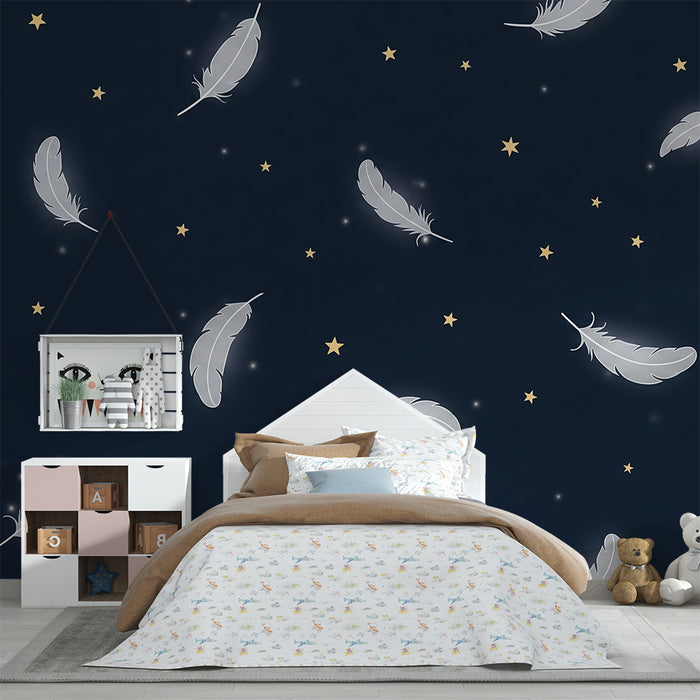 Papel de parede quarto bebê | Penas delicadas e estrelas douradas em fundo azul escuro