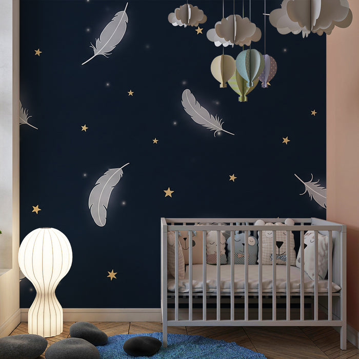 Papel de parede quarto bebê | Penas delicadas e estrelas douradas em fundo azul escuro