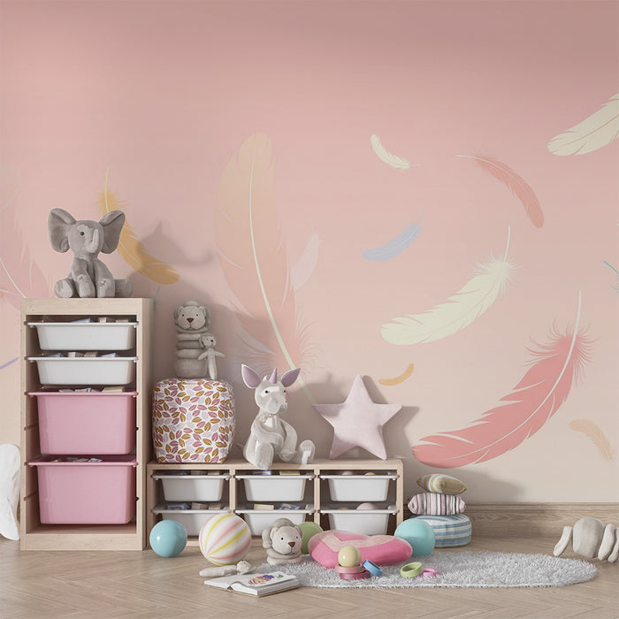 Babyzimmer Tapete | Mehrfarbige Federn auf rosa degradierter Hintergrund