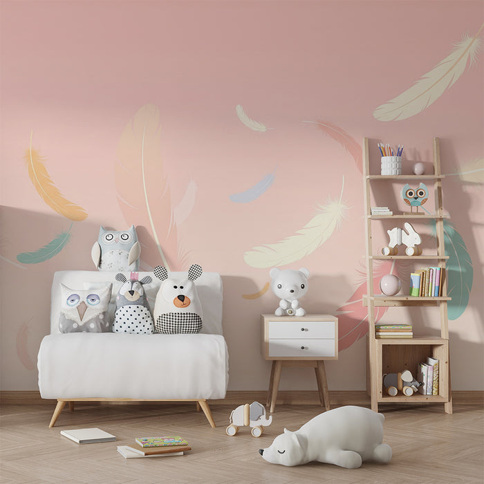 Babyzimmer Tapete | Mehrfarbige Federn auf rosa degradierter Hintergrund