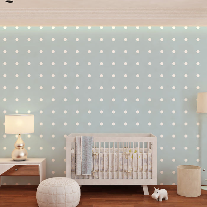 Papel de parede para quarto de bebé | Bolinhas brancas sobre fundo azul suave
