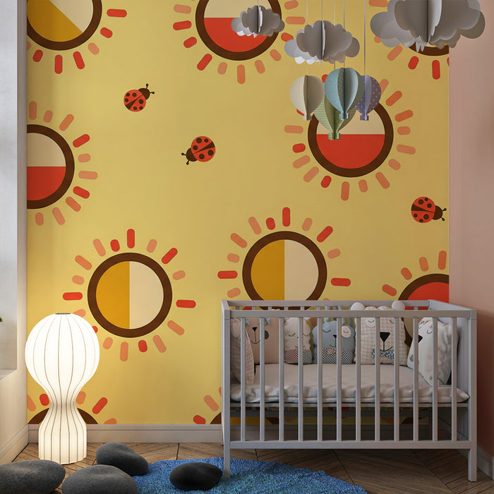 Papel pintado para habitación infantil | Rayos de sol y mariquitas sobre fondo amarillo