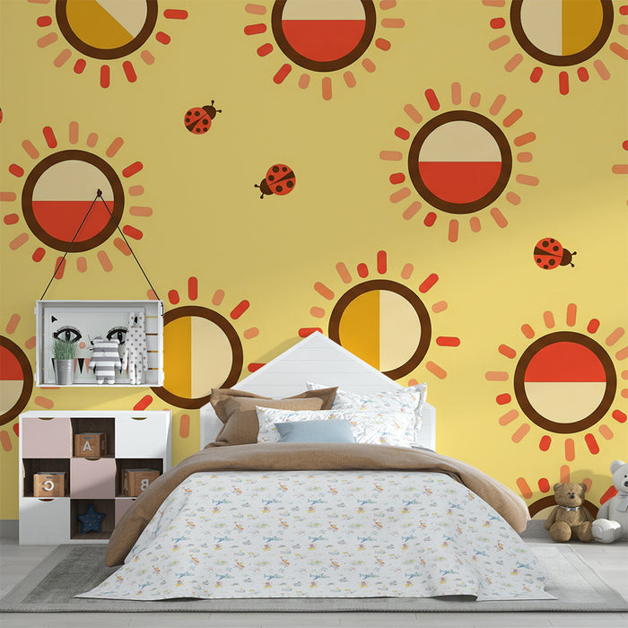 Papel pintado para habitación infantil | Rayos de sol y mariquitas sobre fondo amarillo