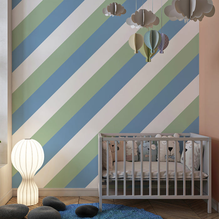 Papier peint chambre bébé | Rayures diagonales en bleu et vert apaisant