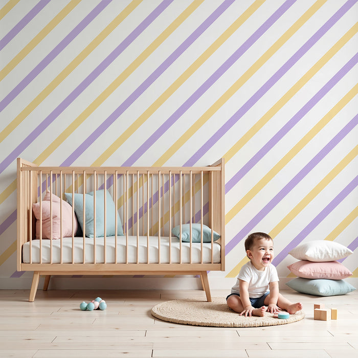 Papier peint chambre bébé | Rayures diagonales pastel en violet et jaune