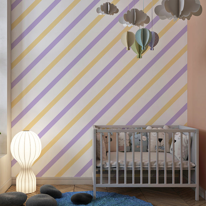 Papier peint chambre bébé | Rayures diagonales pastel en violet et jaune