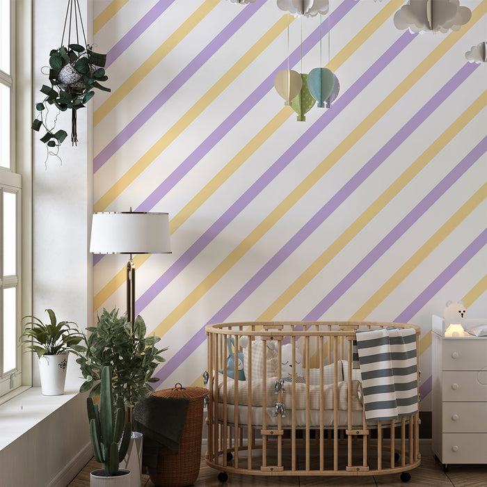Papier peint chambre bébé | Rayures diagonales pastel en violet et jaune
