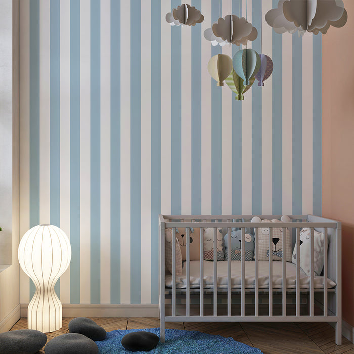 Papier peint chambre bébé | Rayures douces en bleu clair et blanc
