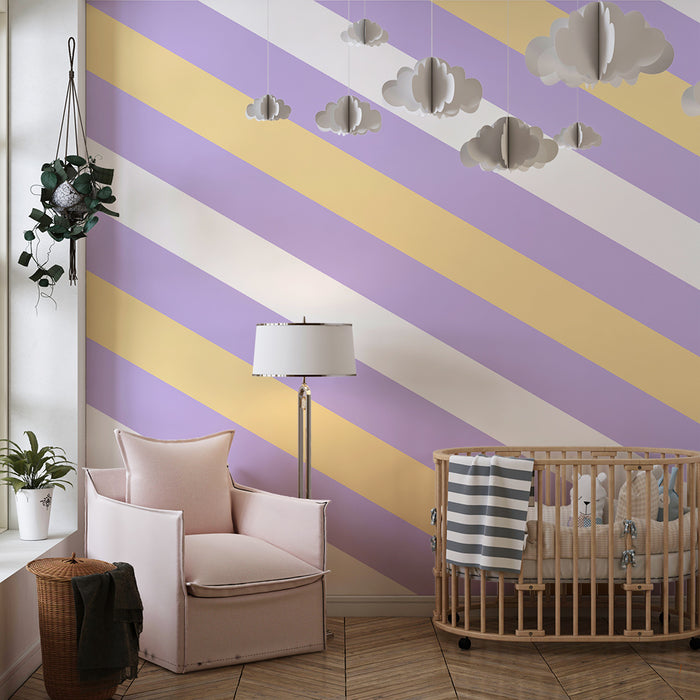 Papier peint chambre bébé | Rayures douces en lavande et jaune pâle