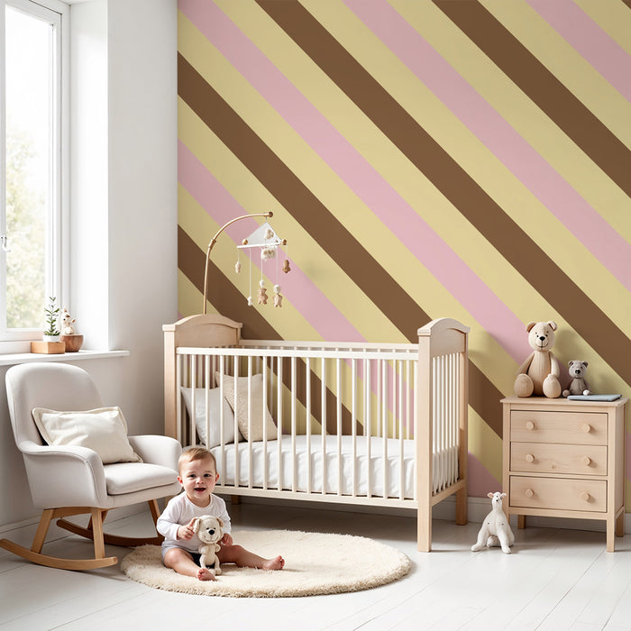 **Børneværelsestapet | Bløde striber i rosa, beige og brun**