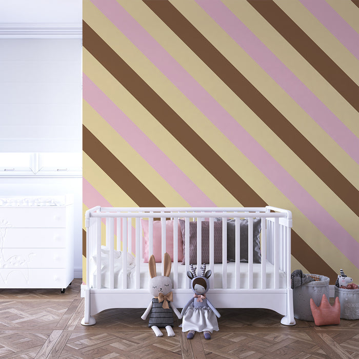 **Børneværelsestapet | Bløde striber i rosa, beige og brun**