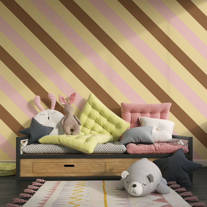**Børneværelsestapet | Bløde striber i rosa, beige og brun**