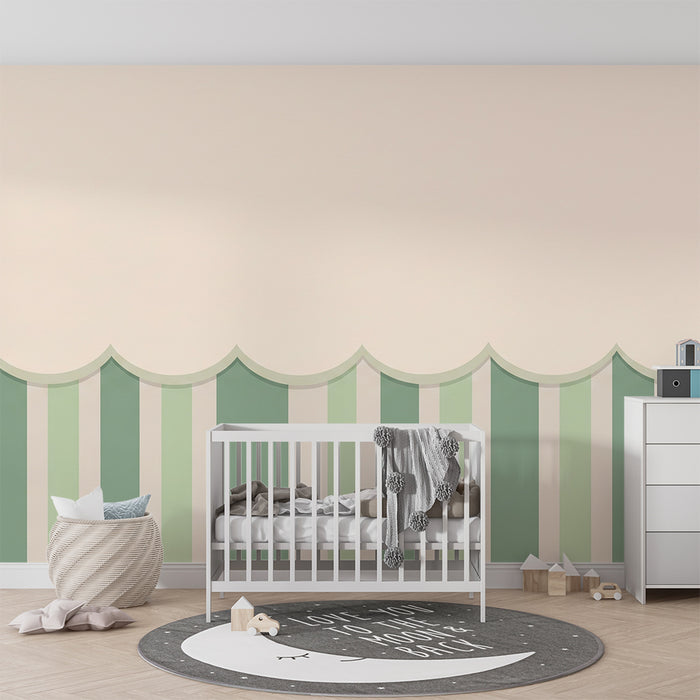 Papier peint chambre bébé | Rayures douces et courbes apaisantes en vert et crème