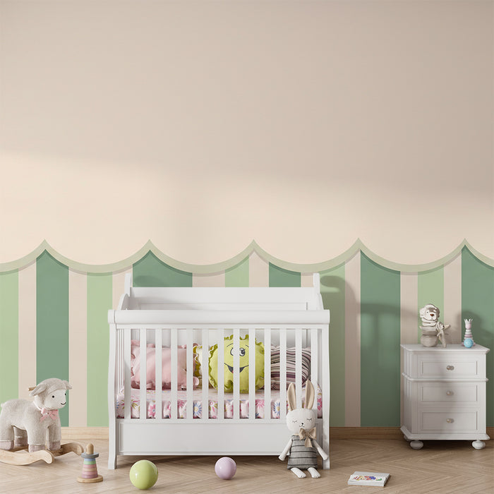 Papier peint chambre bébé | Rayures douces et courbes apaisantes en vert et crème