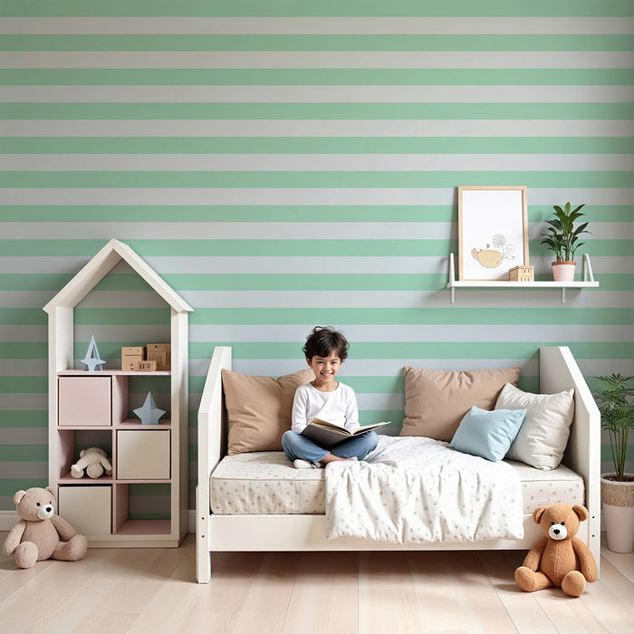 Papier peint chambre bébé | Rayures douces vertes et blanches pour une ambiance apaisante