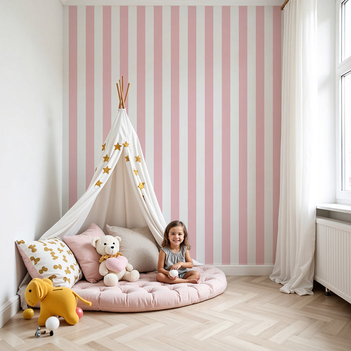 Papier peint chambre bébé | Rayures roses délicates sur fond blanc