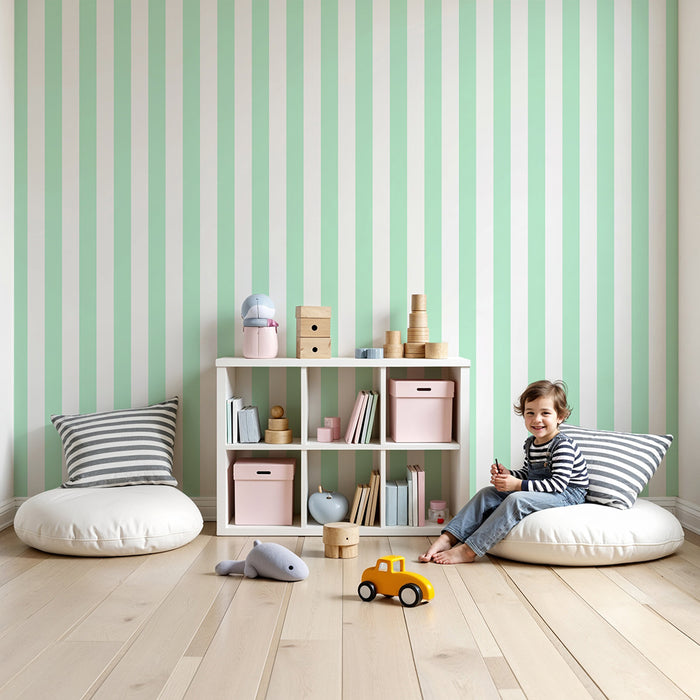 Papier peint chambre bébé | Rayures verticales douces en vert menthe