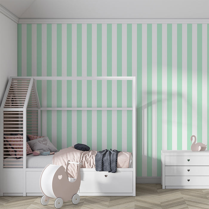 Papier peint chambre bébé | Rayures verticales douces en vert menthe