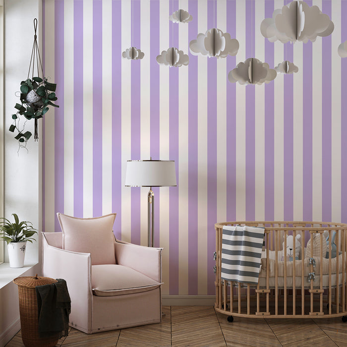 Papel de parede para quarto de bebé | Listras verticais em lavanda e branco para um ambiente suave
