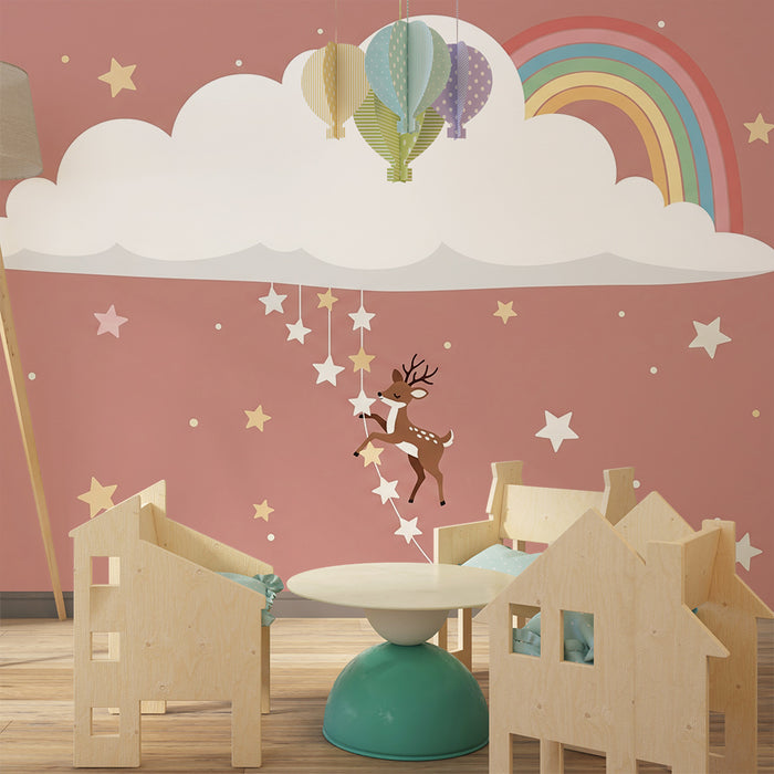 Papel de parede para quarto de bebé | Rena brincalhona debaixo de uma nuvem com estrelas e arco-íris