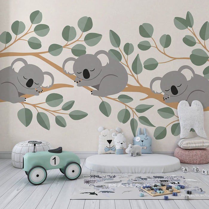 Papier peint chambre bébé | Trois koalas endormis sur des branches feuillues