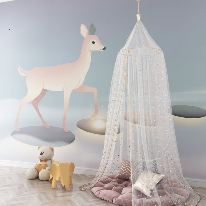 Papel de parede quarto bebê | Um delicado filhote andando sobre pedras brilhantes em um céu suave