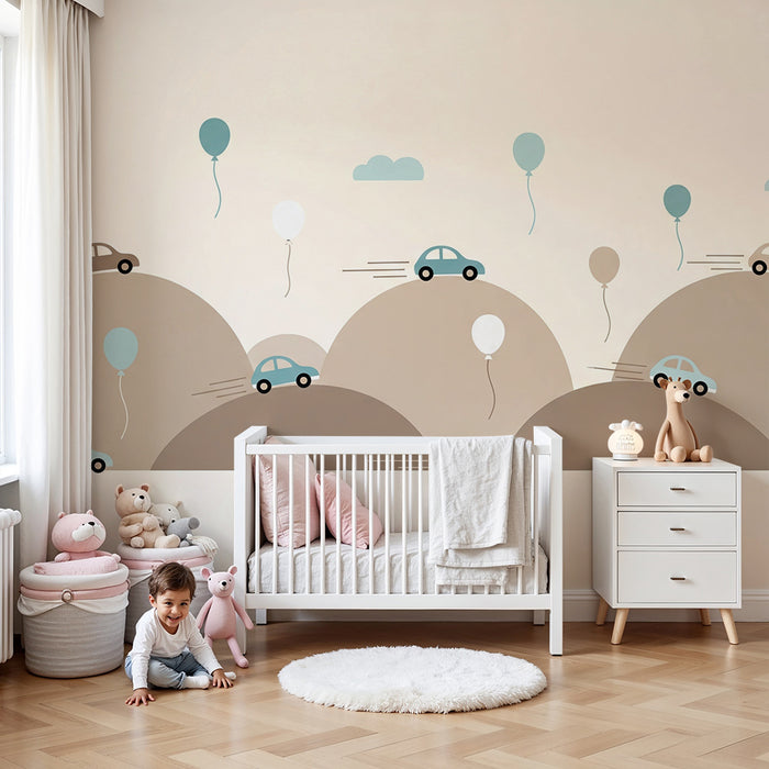 Papier peint chambre bébé | Voitures colorées et ballons flottants sur des collines douces