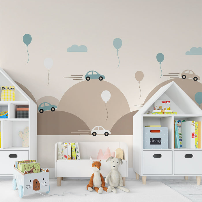 Papier peint chambre bébé | Voitures colorées et ballons flottants sur des collines douces