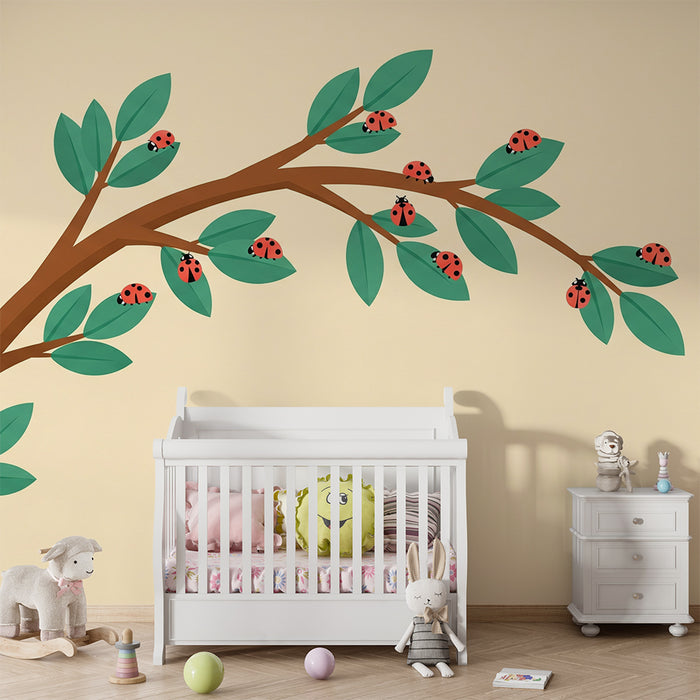 Papel de parede para quarto de criança | Galho com joaninhas e folhagem verde