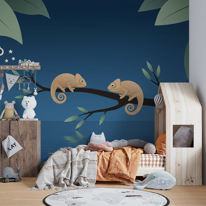 Behang kinderkamer | Speelse kameleons op een tak aan het water