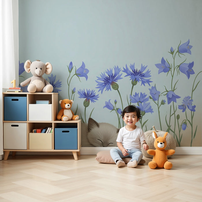 Papel pintado infantil | Gatito dormido entre las flores azules