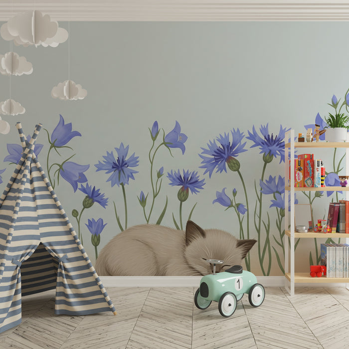 Papel pintado infantil | Gatito dormido entre las flores azules
