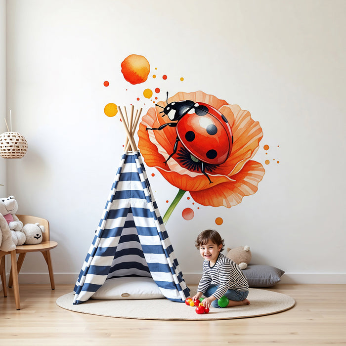 Papier peint chambre enfant | Coccinelle joyeuse sur une fleur éclatante