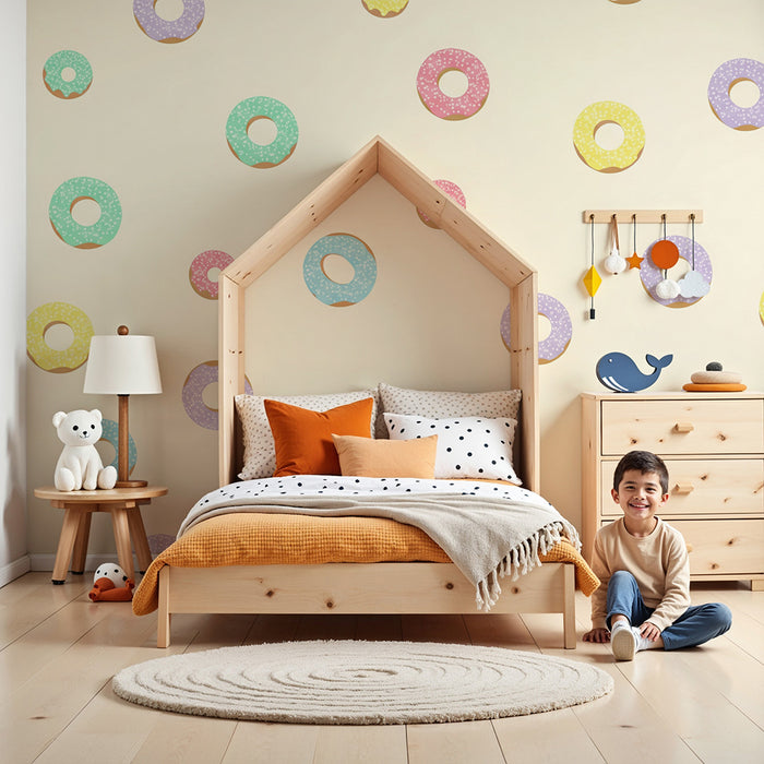 Papel de parede para quarto de criança | Donuts coloridos sobre fundo creme
