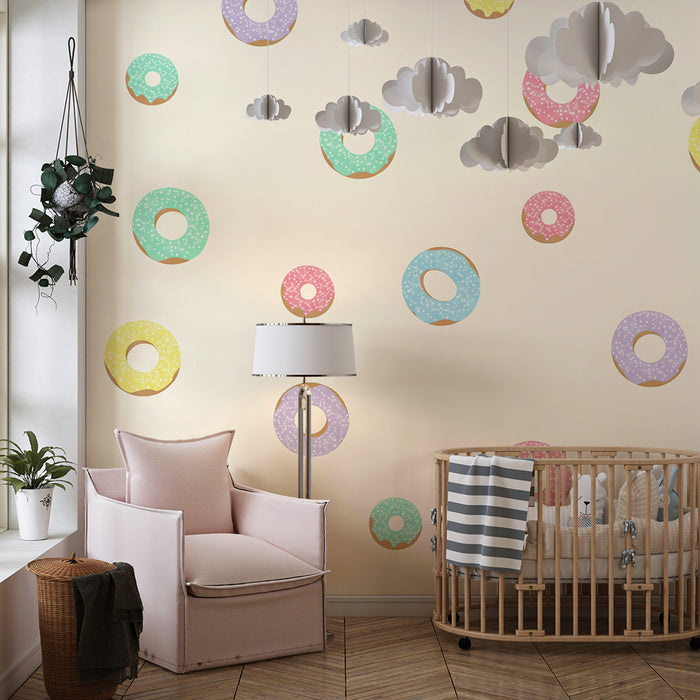 Papel de parede para quarto de criança | Donuts coloridos sobre fundo creme